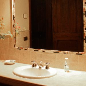 Il bagno è dotato di asciugacapelli a parete