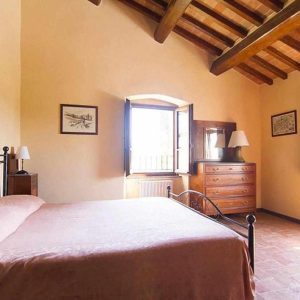 La camera matrimoniale. E' possibile aggiungere un letto singolo o un lettino con sbarre