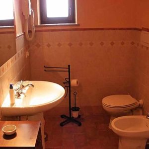 Il bagno è dotato di doccia, wc, bidet, lavandino, asciugacapelli, finestra ed estrattore d'aria