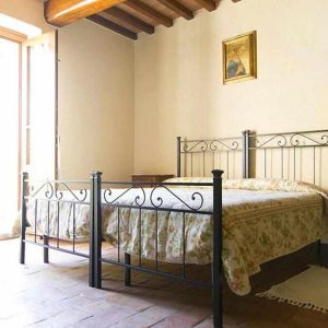 La camera quadrupla dispone di 4 letti singoli di cui due unibili a formare un letto matrimoniale. E' possibile aggiungere un quinto letto singolo all'occorrenza