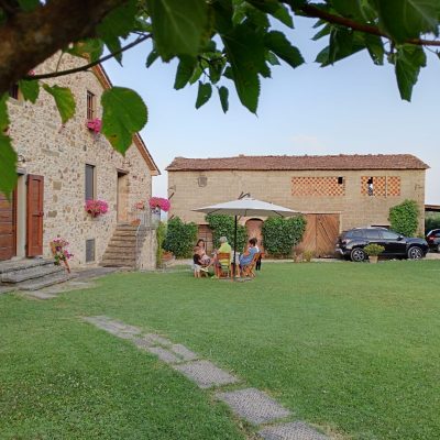 Il giardino è dotato di ombrellone e tavolo per mangiare fuori 