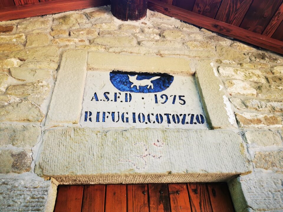 The 1975 plaque of the Rifugio Cotozzo hut – Camaldoli, Casentino