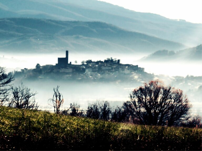 Il castello di Poppi tra la nebbia del Casentino