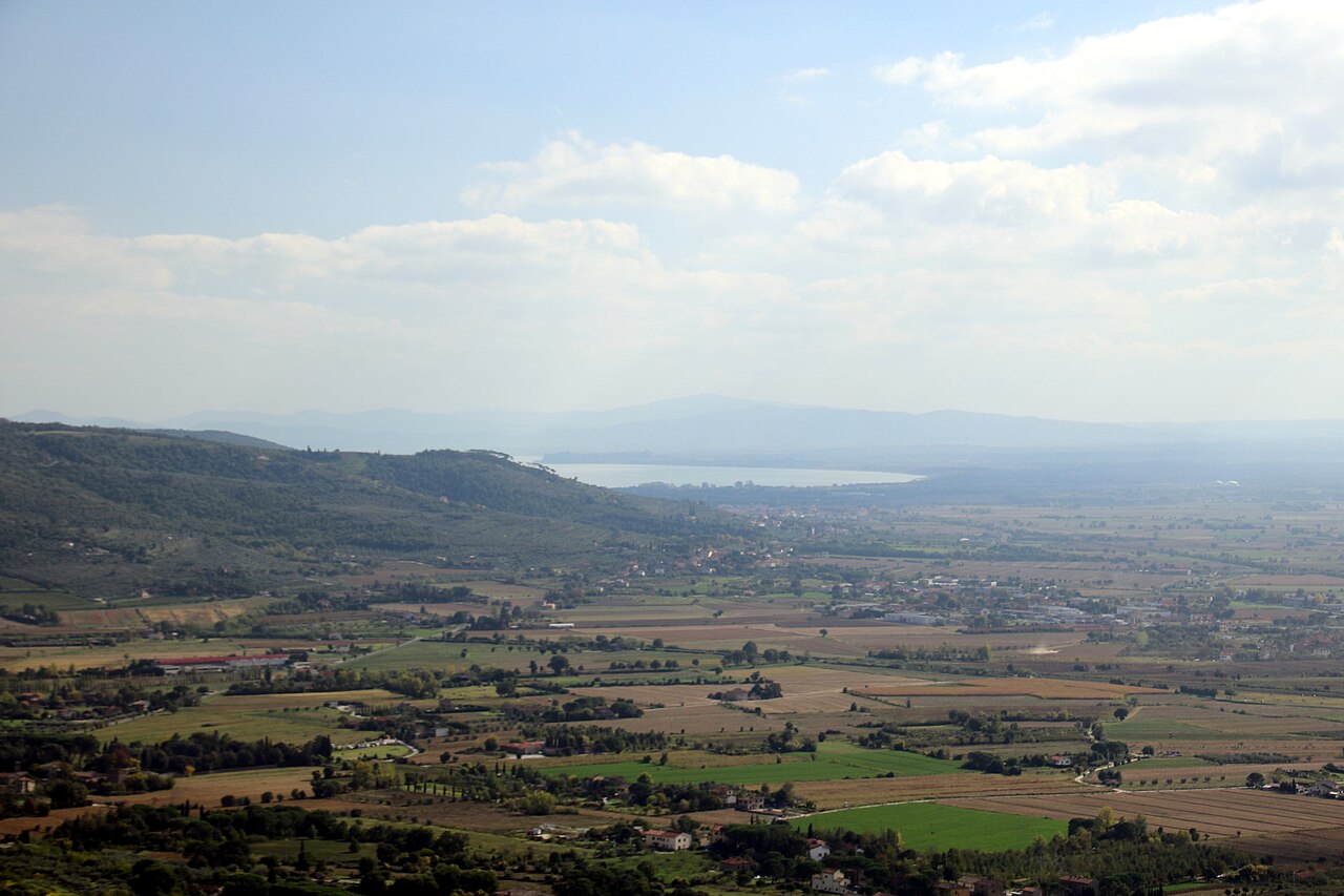 Vista sulla Valdichiana e sul lago Trasimeno da Cortona