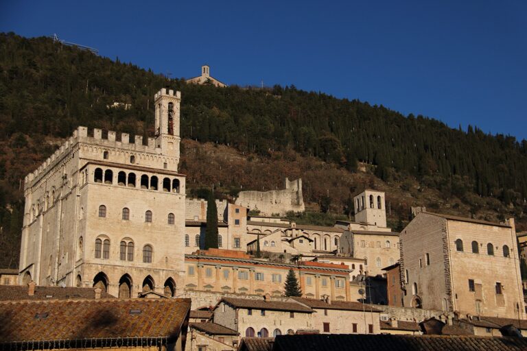Gubbio e il Palazzo dei Consoli ai piedi del Monte Ingino