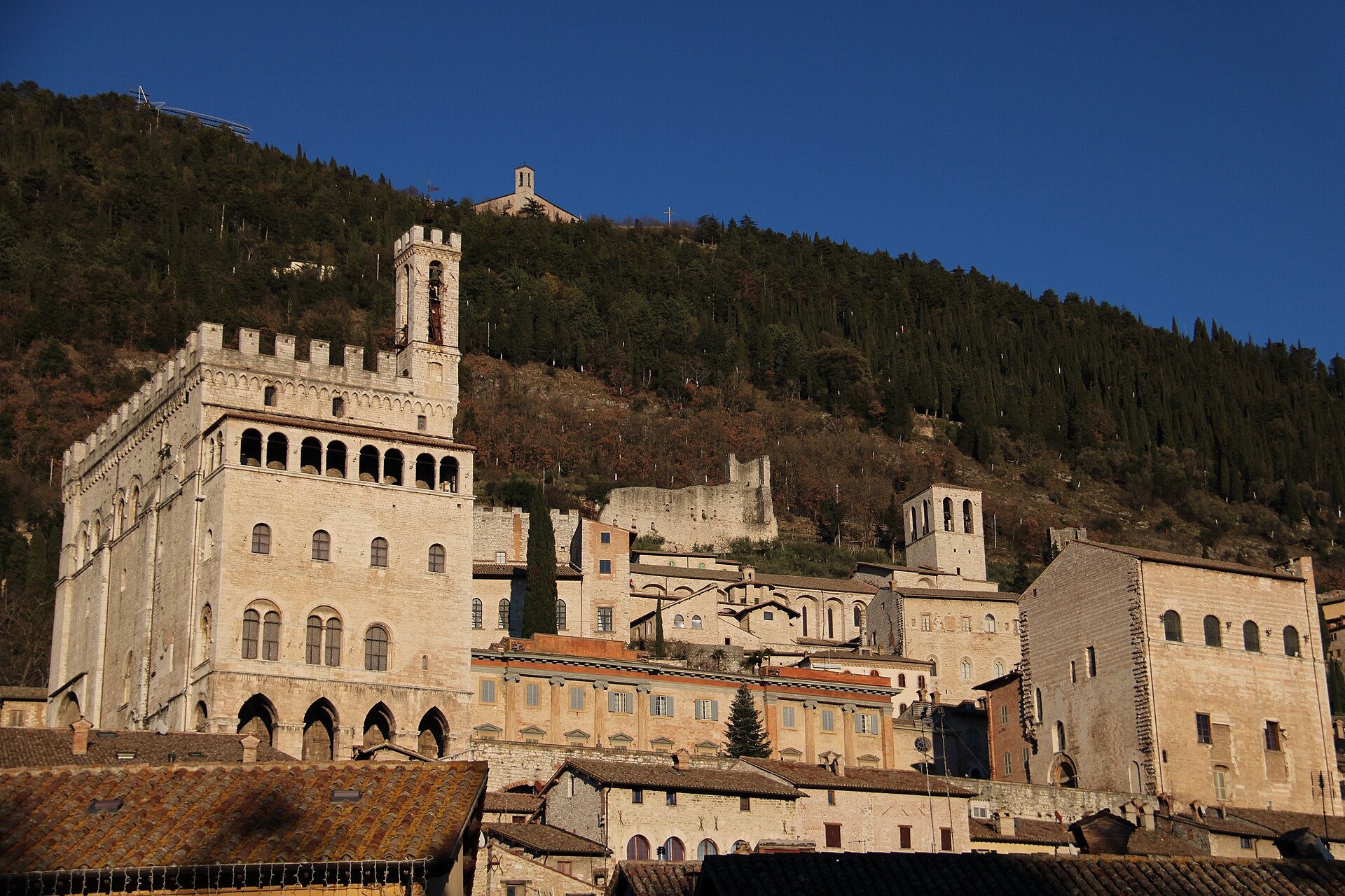 Gubbio e il Palazzo dei Consoli ai piedi del Monte Ingino
