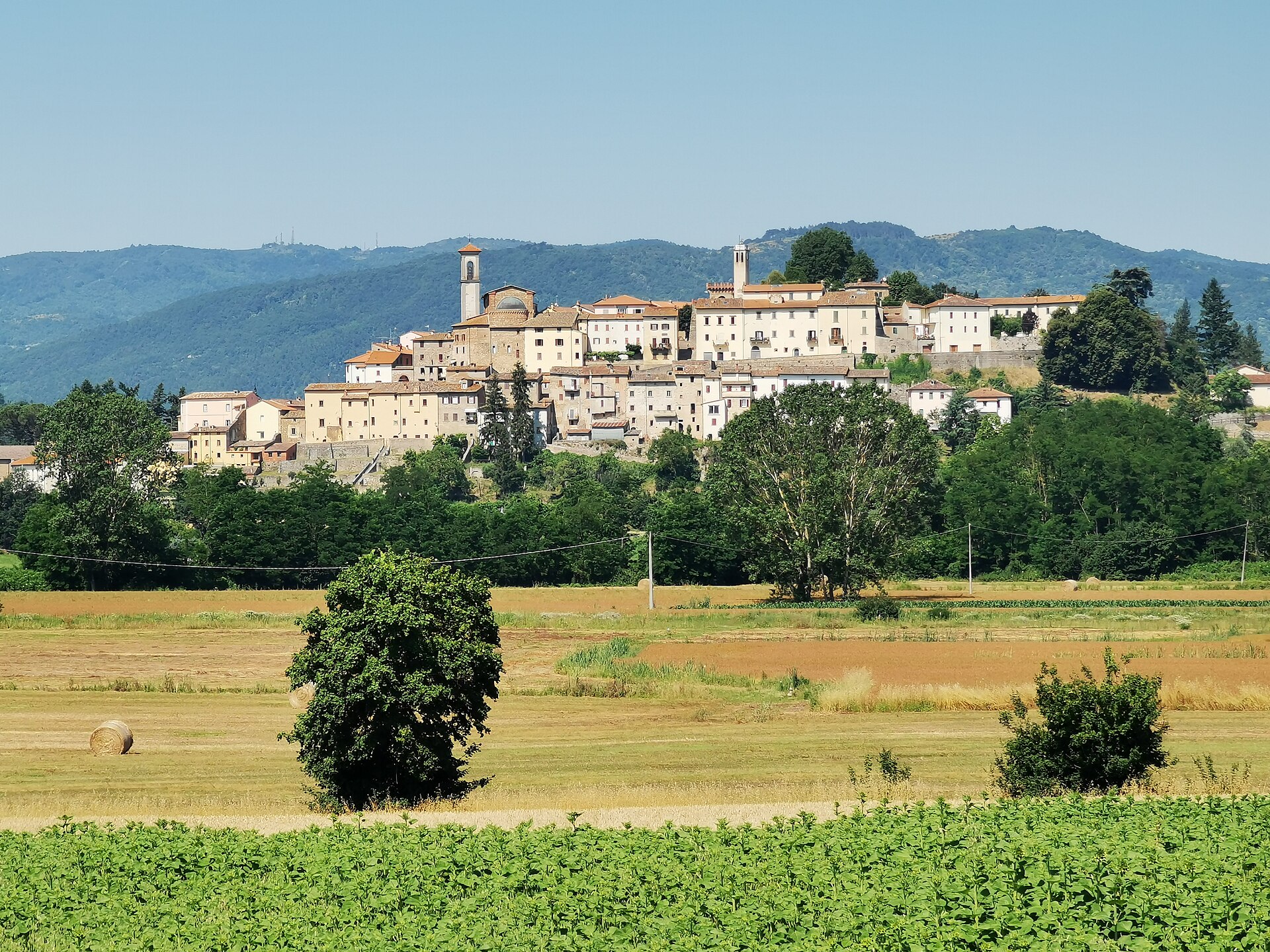 Il borgo di Monterchi sulla collina, in Valtiberina