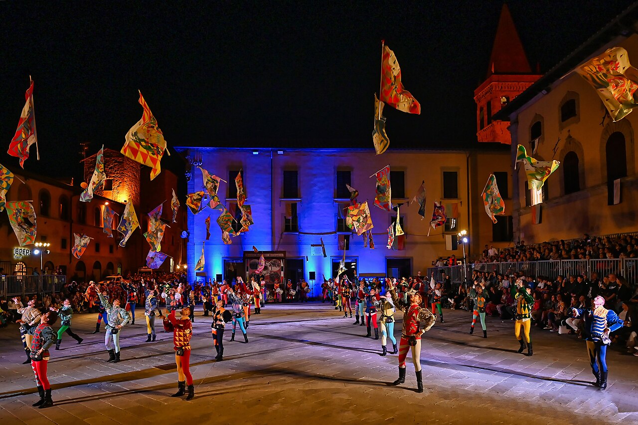 Sbandieratori in piazza a Sansepolcro