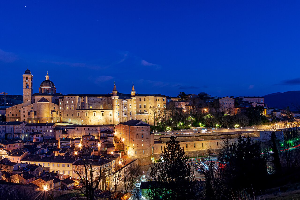 Urbino e il Palazzo Ducale illuminati di sera